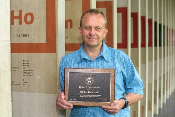 Vědec Michal Holčapek převzal v USA prestižní cenu za výzkum