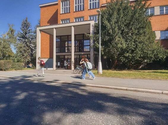 Hradecké školy na pozoru. Muž ohrožoval malou žákyni spěchající na výuku