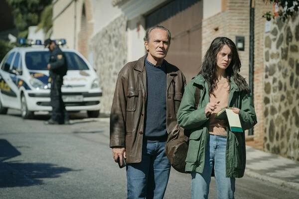 Ztracena v bílém šumu - Epizoda 1 - Z filmu - José Coronado, Milena Smit