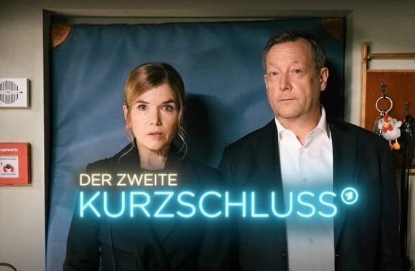 Anke Engelke und Matthias Brandt in "Der zweite Kurzschluss" ab 23. Februar auf vielen gängigen Plattformen, unter anderem Amazon und Google zum Kaufen und Leihen erhältlich