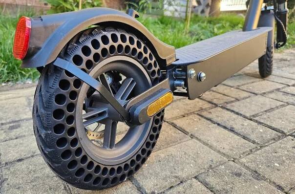 Sencor Scooter S70 recenze: Skvělý dojezd a odpružení kol
