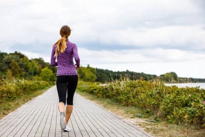mladá žena běží u moře - rychlá chůze tělesné cvičení - stock snímky, obrázky a fotky