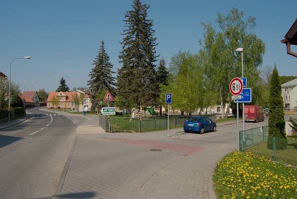 Soubor:Brno-Jehnice - Náměstí 3. května od jihu.jpg