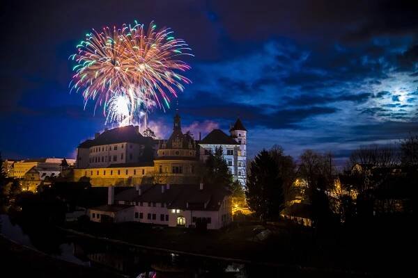 Ohňostroj na uvítání nového roku byl v Jindřichově Hradci zrušený, radnice jej ale opět zavedla. Ilustrační foto.