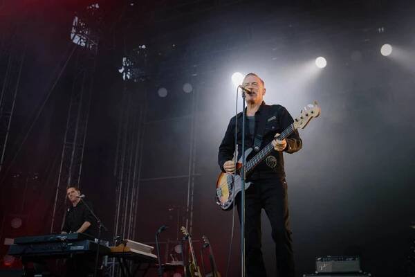 LIVE: Bryan Adams rozohnil v Hradci Králové fanynky, trička šla dolů