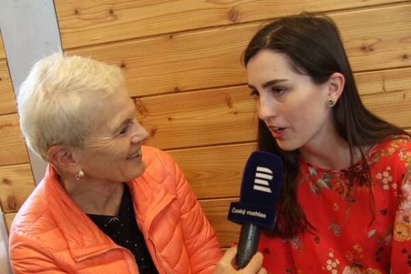 Julie Kučerovská,  autorka Kuchařky pro teenagery,  s Mirkou Nezvalovou při natáčení rozhovoru pro pořad Dámská jízda | foto: Michaela Fabiánová