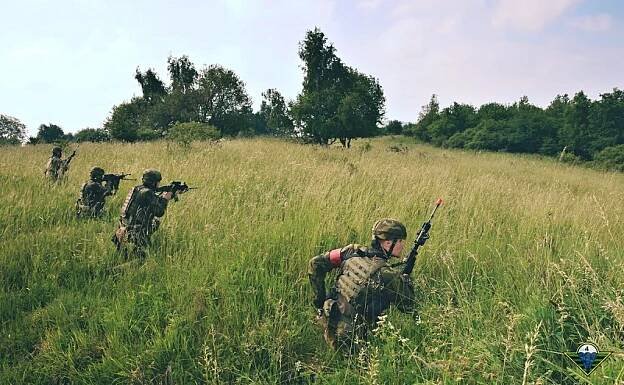 Výsadkáři dřou na cvičení v Doupově. Také vojenská policie
