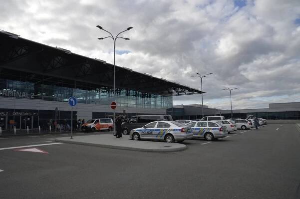 Taxikáři na letišti podvádí: Přelepují si značky, aby nemuseli platit parkovné. Mohou přijít o řidičák
