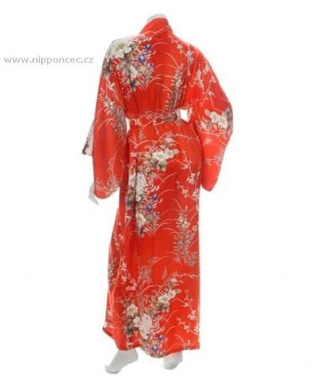Dámské hedvábné kimono v červéné barvě zdobeno bílymi květy.