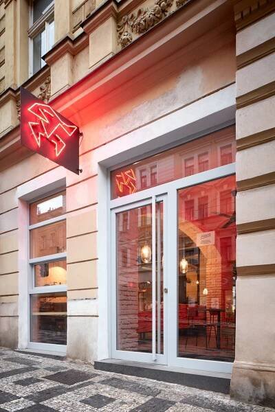Mar.s architects vytvořili na Letné nové bistro Pipca zaměřené na grilovaná kuřata | EARCH.cz