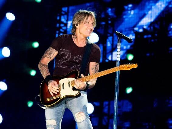 Keith Urban plays free pop-up concert outside a Buc-ee's store in Alabama