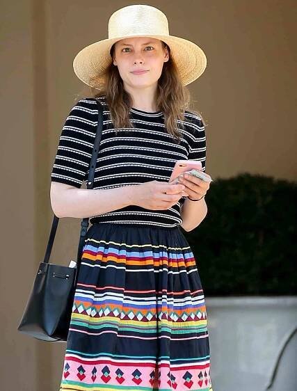 *EXCLUSIVE* Gillian Jacobs enjoys the beautiful weather shopping in the 90210