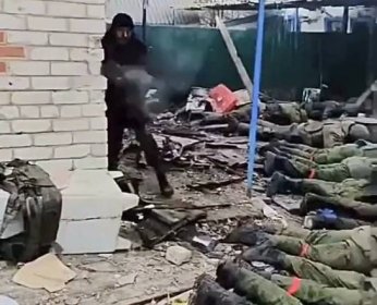 Vývoj bojů (271. den): Kdo spáchal válečné zločiny v Makijivce a jak smrt ruských vojáků zneužívá ruská propaganda
