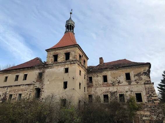 Zámek Mirošovice (patří pod Hrobčice), rekonstrukce chátrajícího objektu, původní stav.