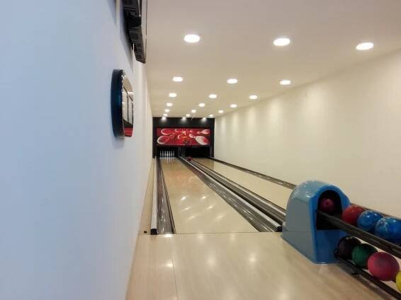 Prkno s 2 kily masa i hodina bowlingu až pro 8 os. - Image 6