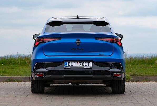 Pozor, neplést s BMW! Vlajkový Renault Rafale vypadá úžasně, navíc zlevnil o 130 tisíc. Stačí překousnout jediný kompromis