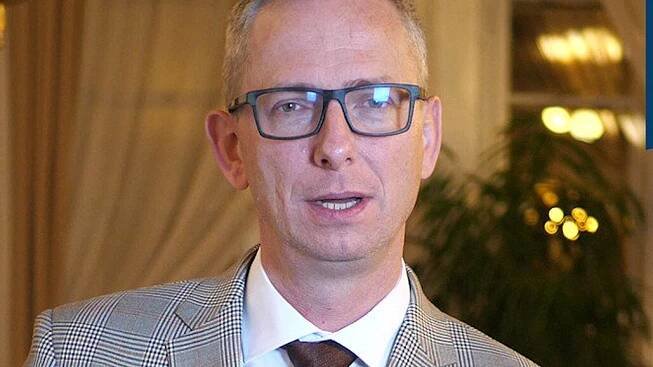 Jako první poslanec přišel s coming outem. „Nejsem pro manželství gayů, s partnerem jsme partneři,“ říká Navrátil