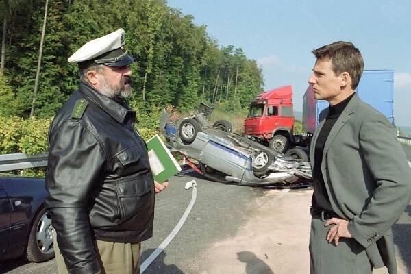 Kobra 11 - Smrt z motoru (S05E11) (2001)