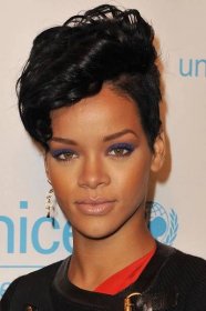 Rihanna a její účesy v průběhu kariéry - LosHairos.com