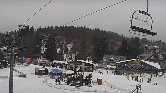 V Harrachově se zasekla lanovka s lyžaři. Horská služba je evakuovala - Seznam Zprávy