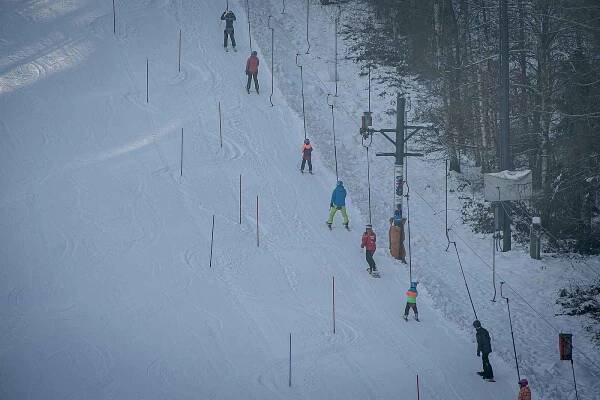 I přes vládní nařízení ski areál Vaňkův kopec spustil provoz vleku, 31. ledna 2021 v Horní Lhotě.