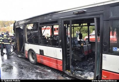 U stanice metra Jinonice shořel autobus MHD