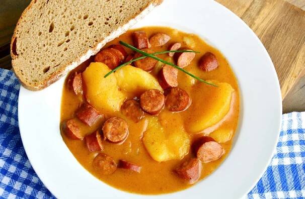 Bramborový guláš s klobásou či sojovým masem. Snadné jídlo, které zasytí - WomanOnly