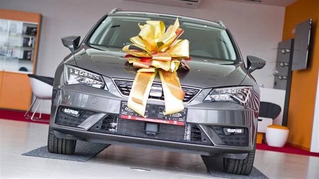 Předání nového auta v pražském autosalonu Seat