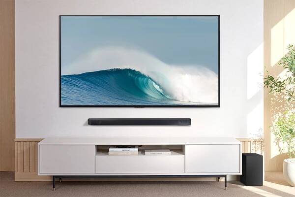 Q600C Q-Series Cinematic Soundbar with Subwoofer Black |