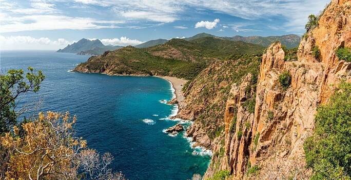 krásná mořská scenérie se scénografickými skalními útvary známými jako calanques de piana. corse, francie. - korsika - stock snímky, obrázky a fotky