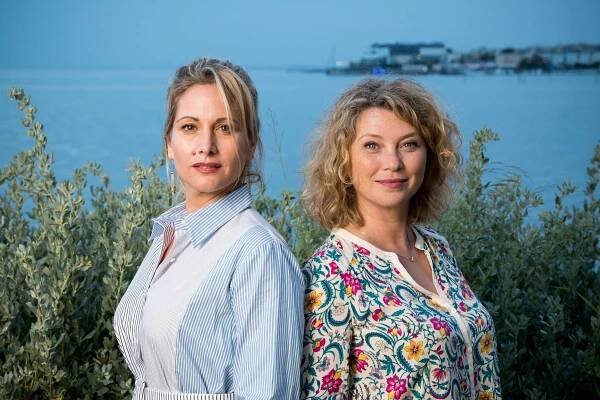 Maëva Pasquali, Cécile Bois - Policajtka Barbie - L'Espoir fait vivre - Promo