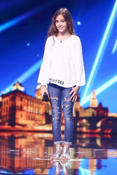 Útoky a nepřející reakce: Jedenáctiletou vítězku Talentu musí před hatery chránit tatínek