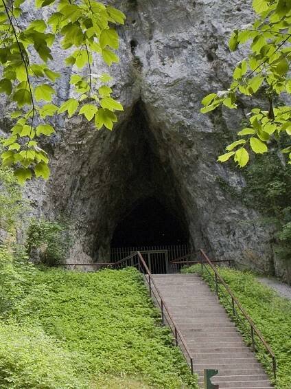 Portál Kateřinské jeskyně, v jehož sedimentech byly učiněny archeologické nálezy. 