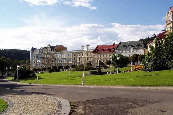 V Mariánských Lázních voda nejen léčí, ale také zpívá | Radiožurnál