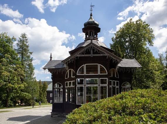 Lázně Karlova Studánka – malebná architektura a čistá příroda Jeseníků | PrimaVylety.cz