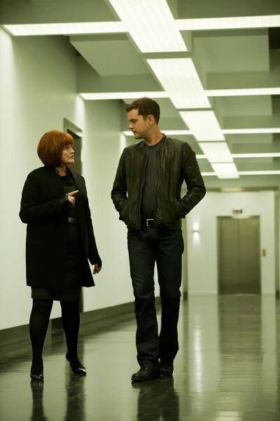 Hranice nemožného - Počítají měňavci elektrické ovečky? - Z filmu - Blair Brown, Joshua Jackson
