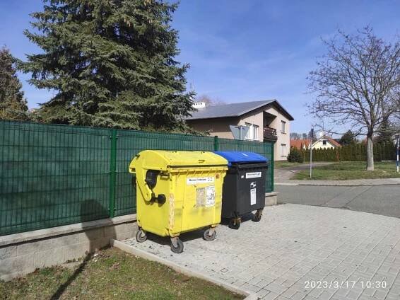 kontejnery u MŠ