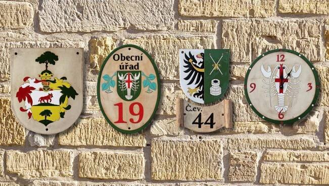 Výroba znaků erbů měst obcí rodinné osobní šlechtické rytířské erby z keramiky repliky dárkové předměty