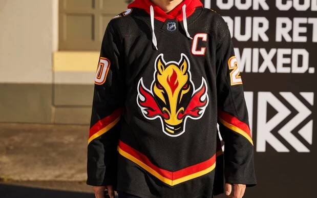 CALGARY FLAMES | V roce 1998 vůbec poprvé v historii Flames zmizelo z dresů velké „C“ a nahradil ho „rozpálený“ kůň. K této variantě se nyní Calgary občasně navrátí.