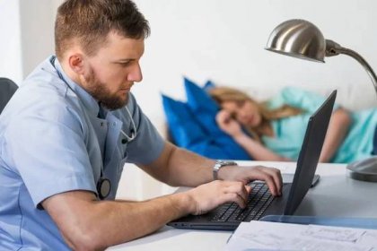 Obrázek lékařů pracují přesčas v nemocnici — Stock obrázek