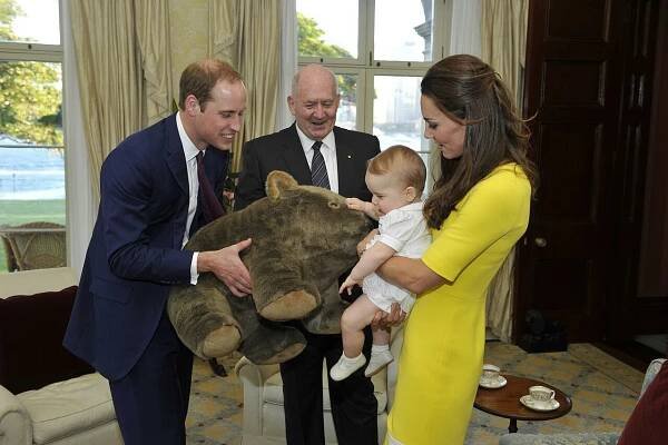 Súbor:Prince William, Catherine, Prince George and Peter Cosgrove.jpg – Wikipédia