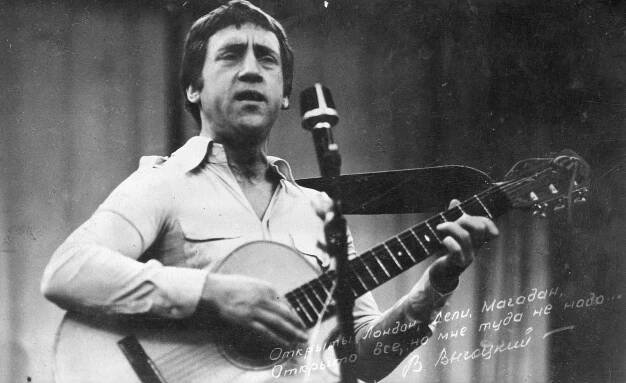 Sarkastický i lyrický Hamlet s gitarou