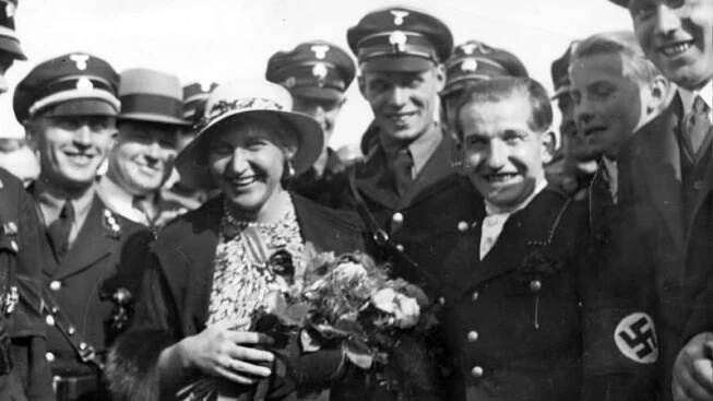 Magda Goebbelsová se účastnila mnoha společenských akcí, včetně vojenských přehlídek.