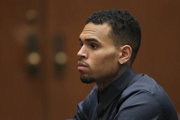 Chris Brown dostal kopačky od Karrueche Tran a skončil v cele