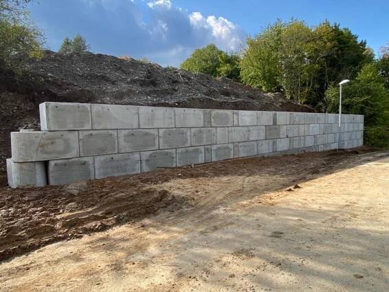 Jílové u Prahy - opěrná stěna - betonový bloky - MegaBeton - betonový blok
