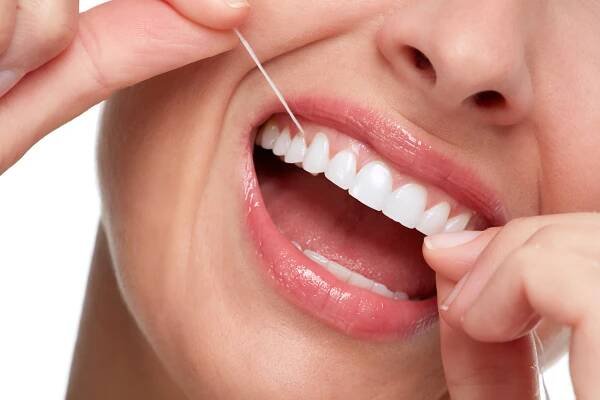 Why does it stink when I floss my teeth? - Best Electric Toothbrush Club