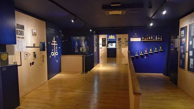V domě se dříve Becherovka i vyráběla