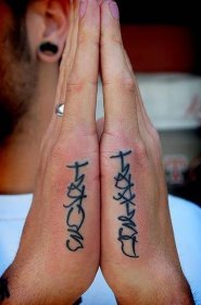 Tetování na rukách katalogu nápisů