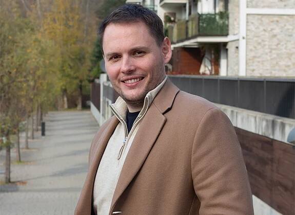 Jan Skovajsa z myHeRoes postává u kanceláří myHeRoes.