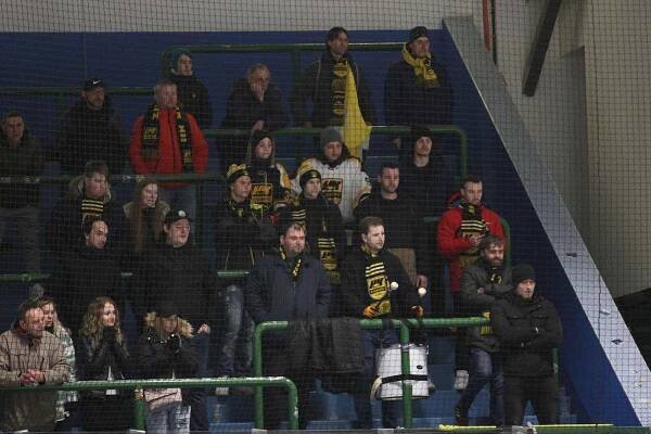 Kroměřížští hokejisté (bílé dresy) v úvodním finále play-off Krajské ligy jižní Moravy a Zlína podlehli domácímu Hodonínu 2:5.